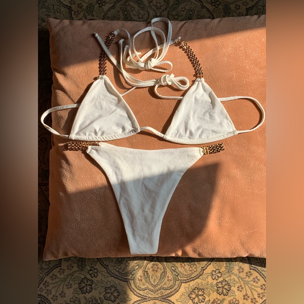 NWT Fashion Nova White and Gold chain Details